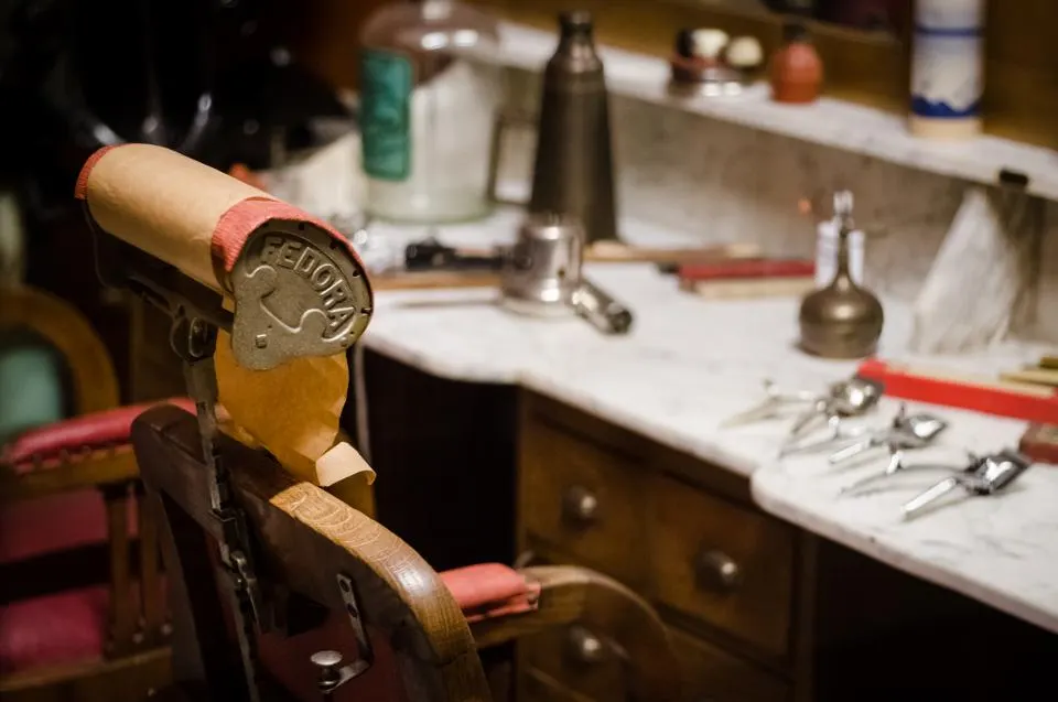 Silla de barbería y estación de trabajo